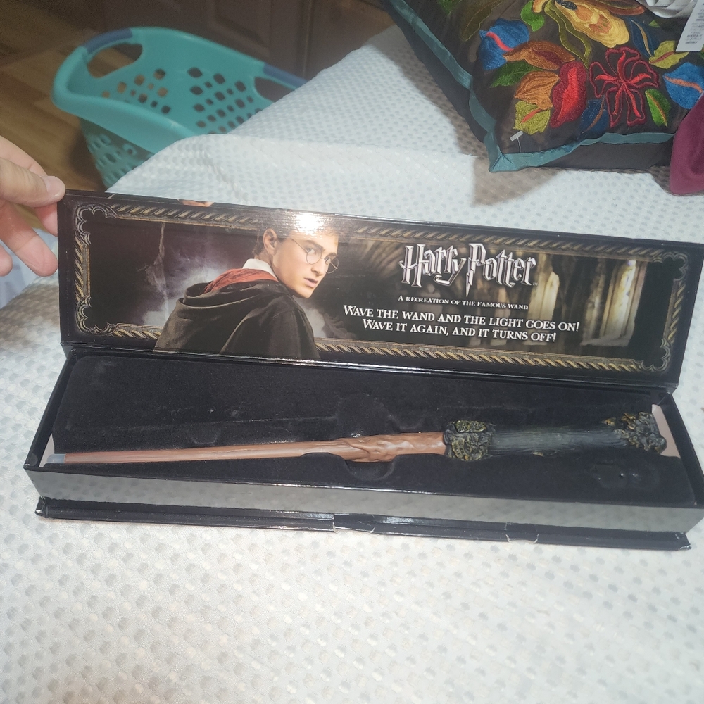 BARNES & NOBLE HARRY POTTER EUC WANDS WITH ILLUMINATING TIP HARRYS WAND